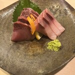 酒とおでん 八屋 - ブリのお刺身（一切れ食べた後）