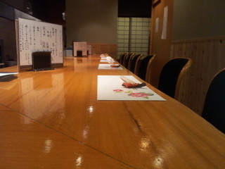 Tsubomi - 広めのカウンター席。