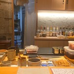 すしやのたい悟 - カウンター席から見る厨房。