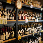 VINOMONDO - 1階は見事なまでにイタリアワイン専門インポーターの直営のワインショップ