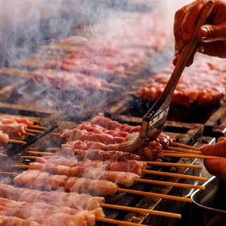 毎日手刺しする焼き鳥は、炭火でじっくりと丁寧に焼き上げます。