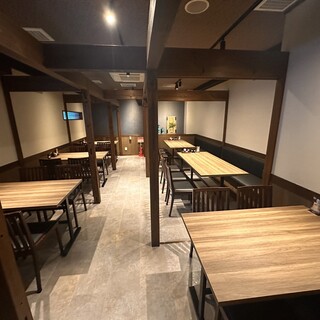 お店の半分貸し切りもできます。30名様くらいまで。