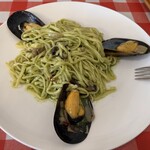 イタリアン レストラン リトル キャット - ■日替 ムール貝ときのこのタリオリーニ 大葉ジェノベーゼ￥1,600：ムール貝の旨味ときのこの香ばしさが重なる緑鮮やかな一皿は、大葉のジェノベーゼソースが爽やかに全体を包み込み、タリオリーニにしっかり絡んで風味豊か。魚介と青葉の調和が心地よく、見た目も味も印象に残る仕上がりだった。昨今は冷凍やレトルトのパスタも質が高く、差別化が難しい中で、これは素材・調理ともに本格イタリアンと感じられる一品だった