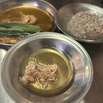 ミリネヤンコプチャン - オリジナルのタレ（左:タレを酢で割ったやつ。真ん中:アミエビの塩辛。右:ゲラント塩）