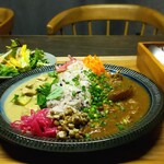 高畑料理店 - 料理写真:あいがけカレー(￥1300)、牛すじ大根、グリーンカレー