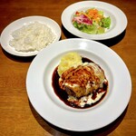 サラマンジェ・ヒロ - チーズハンバーグ チェダー、モッツァレラのセット デミグラスソース
スープ、サラダ、コーヒー付き