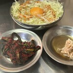 ミリネヤンコプチャン - お通し（ニラキムチとサラダ）