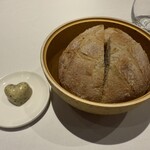 プレスキル - 自家製パンはアツアツ。海藻バターとともに。