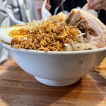 えどもんど - 汁無し「野菜増し、ニンニク、アブラ増し」のサイドビュー