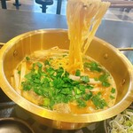 もつ次郎 - 麺は普通の中華麺。