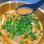 もつ次郎 - スープはアッサリした味噌