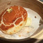 皇家龍鳳 (リーガロイヤルホテル大阪) - 椎茸まんじゅう（赤いトリュフ仕立て） 香りは控えめ。見た目のインパクト大！