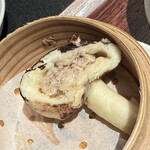 327293041 - 椎茸まんじゅう（断面） 中の餡はきめ細やかで、秋らしい香り。遊び心ある限定メニュー。