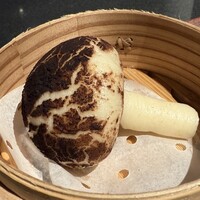 皇家龍鳳 (リーガロイヤルホテル大阪) - 椎茸まんじゅう。 まるで本物のしいたけ！ ふわふわの中華まんの皮にしいたけ餡。ほのかな甘さが上品。