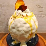 京かき氷 つみき - 白いシロップがたっぷりかけられ、その上からみかんシロップ、生チョコ、いもチップが盛りつけられている～!!( ^o^)ﾉ