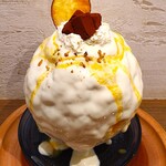 京かき氷 つみき - ホワイトチョコシロップは濃厚で甘いが、カルダモンシロップからスパイシーな香り、みかんシロップから柑橘系の酸味が感じられ、ホワイトチョコの濃厚な甘みに柑橘系の酸味が爽やかさを出していて美味しい～!!( ^o^)ﾉ