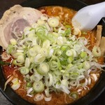 こってりらーめん せきやけ 水道橋店 - ねぎ多め（無料）