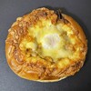 藤の木 - 料理写真:2025.11.05 (水)    半熟玉子がのった焼きチーズカレーパン　450円（税込）