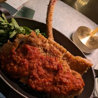 ERUTAN RESTAURANT BAR - コトレッタトマトソースたっぷりのミラノ風カツレツ