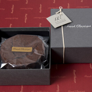 お持ち帰りOK。ギフト・手土産にぴったりの焼き菓子とショコラ