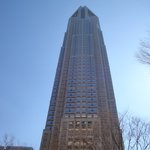 キュイジーヌ[s] ミッシェル・トロワグロ - 隣のビルは東京都庁です。