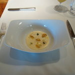 キュイジーヌ[s] ミッシェル・トロワグロ - 白ニンジンのスープ(正式名称は不明)。