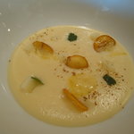 キュイジーヌ[s] ミッシェル・トロワグロ - 白ニンジンのスープ(正式名称は不明)。