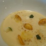 キュイジーヌ[s] ミッシェル・トロワグロ - 白ニンジンのスープ(正式名称は不明)。