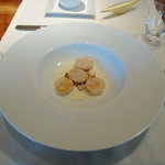 キュイジーヌ[s] ミッシェル・トロワグロ - 三陸産の帆立貝 大麦とかぼちゃ パンのトーストとラルドのクリーム。