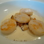 キュイジーヌ[s] ミッシェル・トロワグロ - 三陸産の帆立貝 大麦とかぼちゃ パンのトーストとラルドのクリーム。