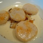 キュイジーヌ[s] ミッシェル・トロワグロ - 三陸産の帆立貝 大麦とかぼちゃ パンのトーストとラルドのクリーム。