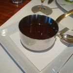 キュイジーヌ[s] ミッシェル・トロワグロ - 仔牛のすね肉 エシャロットのフォンダン ルッコラとエストラゴン・・・のソース。