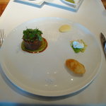 キュイジーヌ[s] ミッシェル・トロワグロ - 仔牛のすね肉 エシャロットのフォンダン ルッコラとエストラゴン。