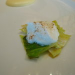 キュイジーヌ[s] ミッシェル・トロワグロ - 仔牛のすね肉 エシャロットのフォンダン ルッコラとエストラゴン・・・のキャベツ。