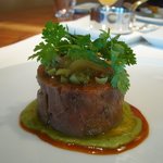 キュイジーヌ[s] ミッシェル・トロワグロ - 仔牛のすね肉 エシャロットのフォンダン ルッコラとエストラゴン。