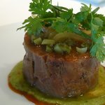 キュイジーヌ[s] ミッシェル・トロワグロ - 仔牛のすね肉 エシャロットのフォンダン ルッコラとエストラゴン。