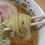 煮干鰮らーめん 圓 八王子本店 - 麺のアップ