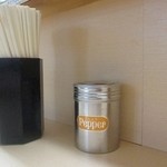 煮干鰮らーめん 圓 - 卓上はコショーのみ。