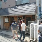 煮干鰮らーめん 圓 - 行列は5人くらいでした。