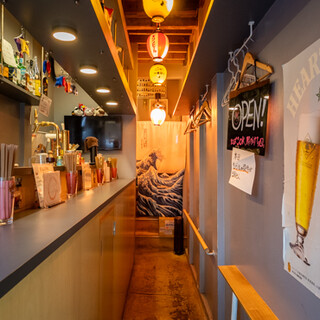 立ち飲みスタイルで会話も弾む♪おひとり様もお気軽に