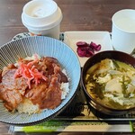 道の駅 庭園の郷 保内 - 料理写真:日替わり丼 800円・カフェラテ 430円