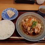 月泉 - A.鶏肉のロースト〜四川麻辣スープかけ〜1,300円。