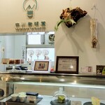 中川発明堂 - 店内、キッチンとも明るく清潔感があります