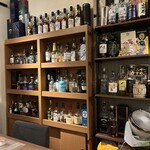 モルトと小料理ねこ - 棚にはウイスキーボトルがいっぱい