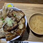 元祖 豚丼屋 TONTON - 豚丼ハーフ＆ハーフ大盛り