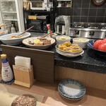 モルトと小料理ねこ - お惣菜も並ぶカウンター