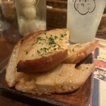 にんにくバル ザ・ガーリック中野 - お通し　ガーリックトースト