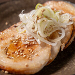 ホルモン×中華 小皿料理KAZU家 - 自家製ピートロチャーシュー