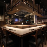 ホルモン×中華 小皿料理KAZU家 - オープンキッチンで調理のライブ感が楽しめる席