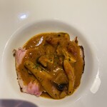 ドラード - 低音で焼かれたポークステーキ　食べ応えのあるきのこのソース